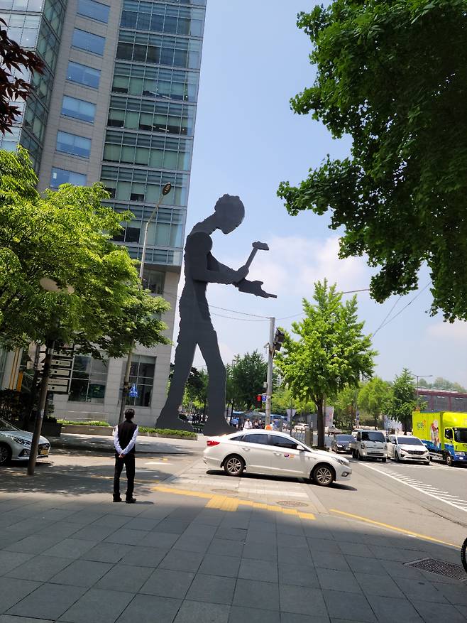 망치질하는 사람 - 서울 흥국생명빌딩 앞 공공미술작품인 해머링 맨.