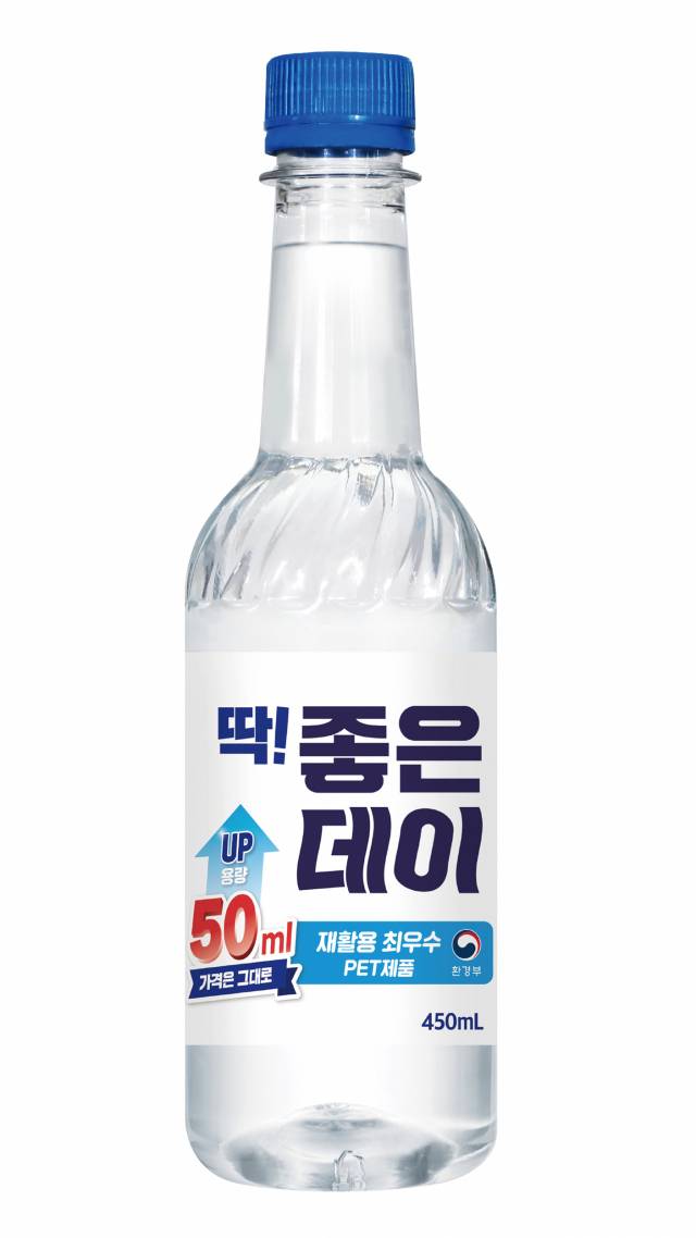 환경부로부터 페트병 ‘재활용 최우수 등급’을 받은 좋은데이 450ML 페트 제품./사진제공=무학