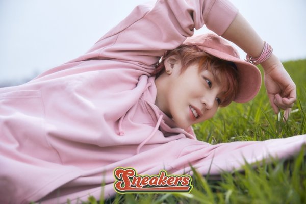 StarCruienti released the fourth photo teaser of Ha Sung-woons fifth mini album Sneakers on the official SNS on the 1st.Ha Sung-woon in the open Teaser seems to be lying lightly on a blue field and enjoying a rest.From hair color to hats, accessories and costumes, Ha Sung-woon, who is completely pink pink, has a brightness.While running in a blue field wearing similar color sneakers, he seems to be taking a break from his body in the wind.The Teaser, released this time, is the same as the cover photo of the photo book Breeze Ver., which adds more anticipation to the upcoming Mini album.Meanwhile, Ha Sung-woons fifth mini album Sneakers will be released at 6 pm on July 7, a week later.