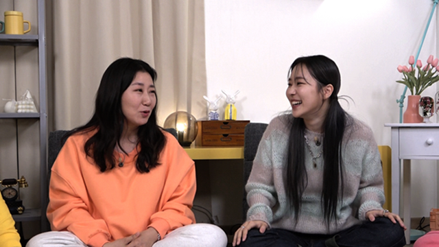 Actor Ra Mi-ran and rapper Mirran appear on KBS 2TV entertainment program Problem Child in House (hereinafter referred to as oxmunson), which will air on the 1st, to show off their candid gestures.Ra Mi-ran, who shines at the 2021 Blue Dragon Film Festival Best Actress Award, expressed her candid feelings about the award.I went without any preparation because I thought I would not be awarded a prize; I was just saying strange things because I could not prepare for the award testimony, Ra Mi-ran said.As soon as I heard the news of Ra Mi-rans award, I cried, said best friend Kim Sook, revealing his extraordinary friendship with Ra Mi-ran.Ra Mi-ran also said that he did not expect Kim Sooks award for entertainment, and he was surprised to see the Kim Sook Grand Prize on the portal after not watching the awards ceremony.Meanwhile, rapper Mirran, who is from the University of Lee, said, I was in charge of the entire school as a middle and high school student. He said, I slept and studied only three hours every day.Mirran surprised everyone by revealing that he had run Alba to three jobs to become a rapper.She said, I could not quit Alba because I did not know how far I would go during the Show Me Money 9 contest.Mirran also said that her mother is running a stall alone and confessed, I wanted to help my mother and challenged Show Me Money.I am always worried about the fact that I run the woman alone, and one day I was fighting at the store and the police were dispatched to the police, Mirran said.The lyrics of VVS, which was a contest for Show Me Money, Moms bottle makes me are actually written about my mother.Problem Child in House will be broadcast at 10:40 pm on the 1st./ Photo = KBS 2TV Problem Child in HouseCopyright c (xportsnews. com)