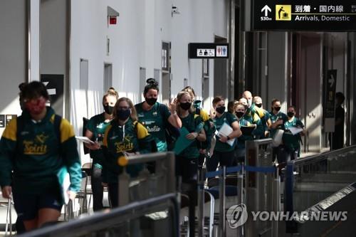 (지바 AFP=연합뉴스) 1일 오전 일본 수도권 관문인 나리타(成田) 국제공항에서 일본에 도착한 호주 소프트볼 대표팀이 이동하고 있다.