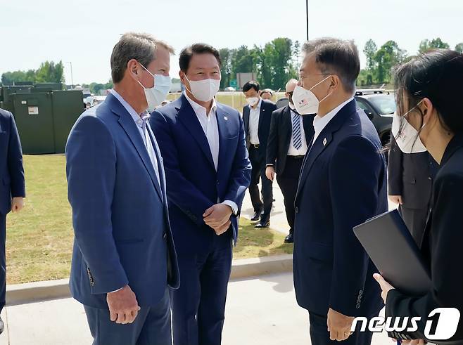 한미 정상회담을 위해 미국을 방문중인 문재인 대통령이 지난 22일(현지시간) 미국 조지아주 SK이노베이션 전기차 배터리공장에서 최태원 SK그룹 회장과 브라이언 켐프 조지아 주지사의 영접을 받고 있다. (청와대 제공) 2021.5.24/뉴스1