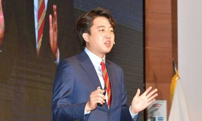 국민의힘 당 대표 경선에 출마한 이준석 후보가 지난 25일 서울 마포구 누리꿈스퀘어에서 열린 국민의힘 제1차 전당대회 비전발표회에서 발표하고 있다. 연합뉴스