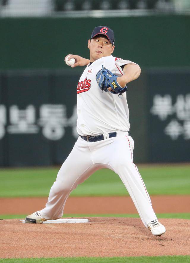 롯데 나균안의 역투 모습. 연합뉴스.