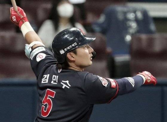 롯데 김민수가 데뷔 마수걸이포를 기록했다. IS포토