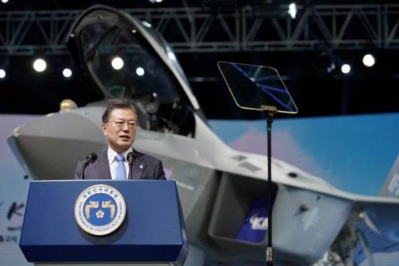 지난 4월 9일 열린 한국형 전투기 보라매(KF-21) 시제기 출고식에서 문재인 대통령이 기념연설을 하고 있다. 뉴스1