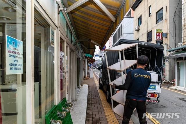 [수원=뉴시스]2일 수원시 팔달구 매산로1가 일원의 모든 성매매 업소가 폐쇄돼 문이 닫혀 있다.