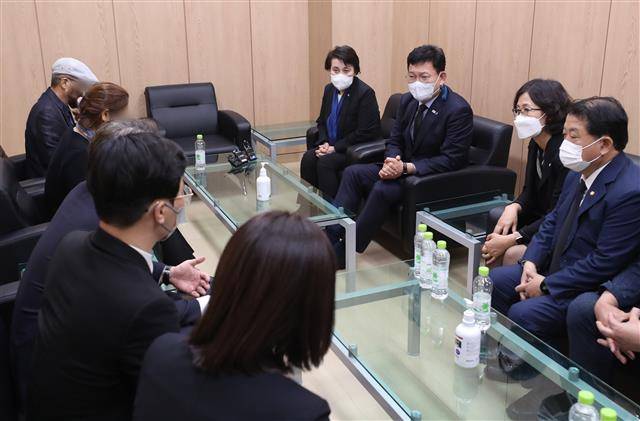 유가족과 이야기 나누는 송영길 대표 - 송영길 더불어민주당 대표가 1일 오후 경기도 성남시 분당구 국군수도병원 장례식장 접견실에서 성추행 피해 신고 후 극단적 선택을 한 공군 여성 부사관의 유가족들과 이야기를 나누고 있다. 2021.6.1 뉴스1