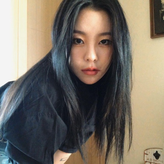MAMAMOO Wheein has released the All Black Selfie and promoted a new song to be released today (on Sunday).On the 2nd, MAMAMOO Wheein posted a picture on his Instagram with an article entitled What...? MAMAMOO new song comes out at 6 pm today ..? I have to wait.The photo released on the day showed Wheein, who showed off her chicness in a black shirt, and the deadly eyes of Wheein, who had black hair, attract attention.Wheein said: 6/02 . 6PM .MAMAMOO - Where are we now , raising expectations for MAMAMOOs new song to be released at 6 pm today (2nd).On the other hand, MAMAMOO will release a new mini album WAW through various music sites at 6 pm on the 2nd.The title song Where Are We Now is the first ballad title song that MAMAMOO will show after its debut.Photo: Wheein Instagram