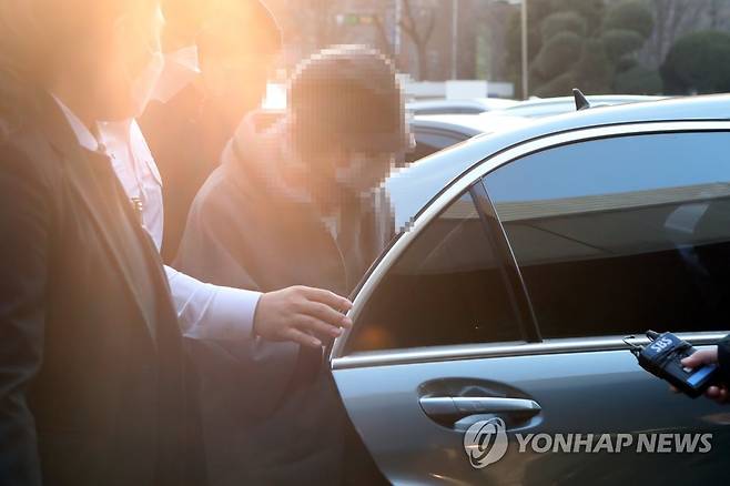 법원 출석하는 윤석열 검찰총장 장모 (의정부=연합뉴스) 임병식 기자 = 땅 매입 과정에서 통장 잔고 증명서를 위조한 혐의 등을 받는 윤석열 검찰총장의 장모 최모 씨가 지난해 12월 22일 경기도 의정부시 가능동 의정부지방법원에 재판을 받기 위해 출석하고 있다. [연합뉴스 자료사진]