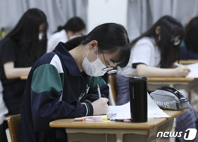 2022학년도 대학수학능력시험 6월 모의평가가 치러진 3일 오전 울산 중구 학성여자고등학교 3학년 교실에서 학생들이 시험을 보고 있다. 2021.6.3/뉴스1 © News1 윤일지 기자