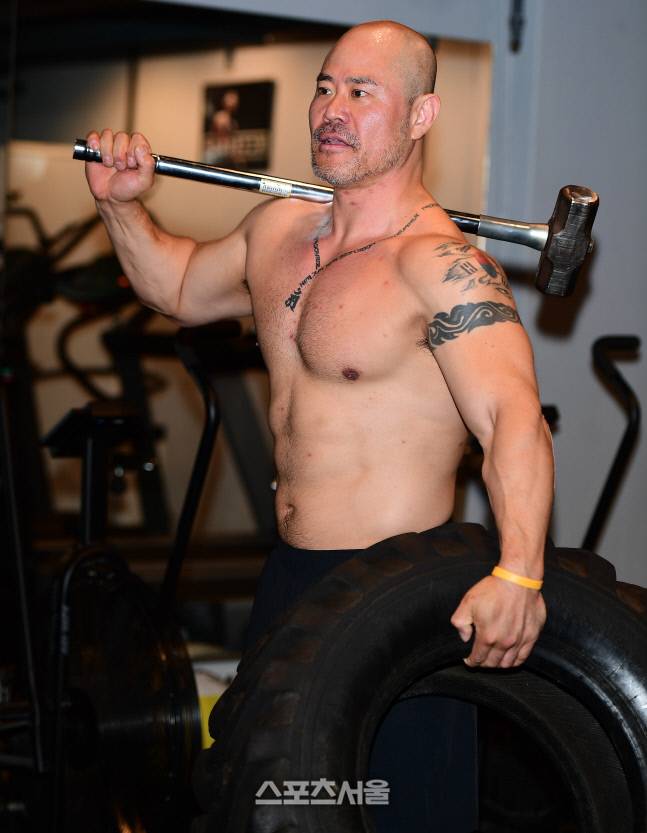 금광산이 해머와 타이어를 이용해 근력 강화 훈련을 하고 있다. 이주상기자 rainbow@sportsseoul.com