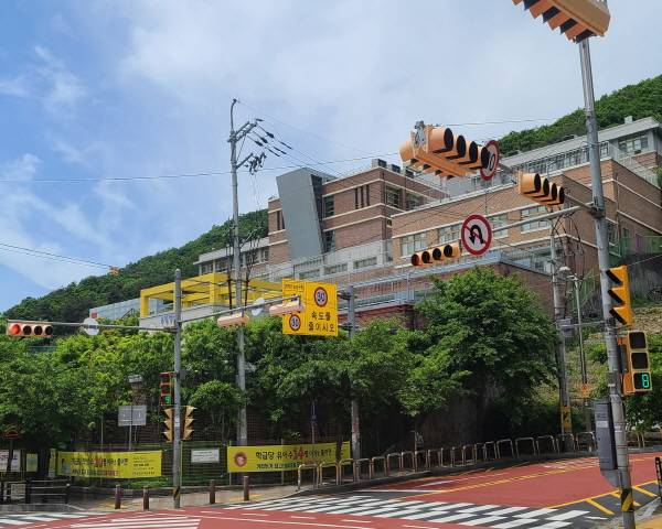 어린이보호구역 등 이면도로는 시속 30km로 제한속도가&nbsp;낮아졌다.