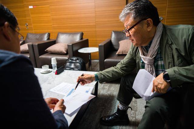 미술평론가 정준모씨가 한국일보 인터뷰에서 장인철 논설위원에서 '이건희 컬렉션'의 구성 등을 자료를 통해 설명하고 있다. 한진탁 인턴기자