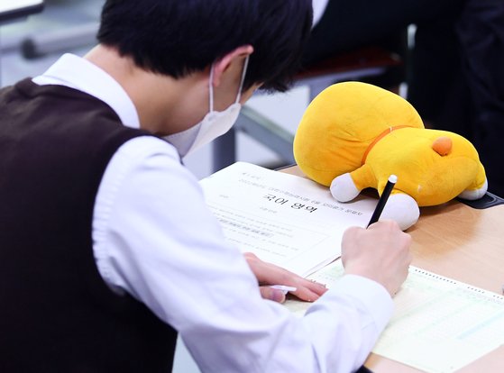 3일 오전 서울 마포구 상암고등학교에서 학생들이 OMR카드를 작성하고 있다.연합뉴스