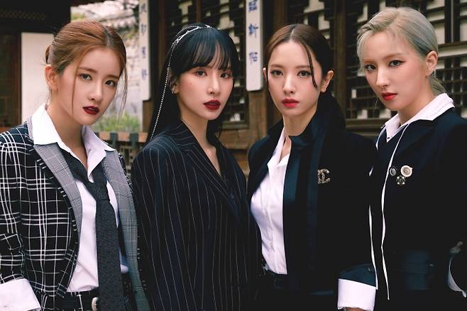 검은 정장을 입은 그룹 우주소녀 더 블랙.