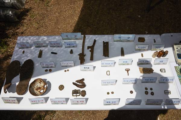 1951년 취봉지구 전투 격전지였던 887고지에서 국방부 유해발굴감식단이 왕자포병대대 장병들과 함께 수습한 전사자 유품들. 중국군과 국군의 유품이 뒤섞여 있다.