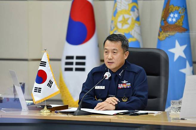 [서울=뉴시스]이성용 공군참모총장이 3월 11일 '태평양 공군지휘관 화상회의'에서 우주를 포함한 전 영역에서의 작전 수행능력 확보와 공군 역할변화의 필요성에 대해 발언하고 있다. (사진=공군 제공) 2021.03.11. photo@newsis.com *재판매 및 DB 금지