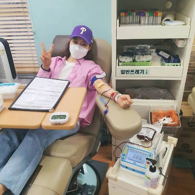 Singer Hongja reveals how hes doing Blood DonationOn June 3, Hongja posted two photos on his instagram with an article entitled The Most Beautiful Wrinkle in the World #Blood Donation.Hongja, who wears a hat in the public photo, is on Blood Donation.Even if you do not decorate, the natural beauty of the innocent Hongja catches your eye.The netizens who watched the photos responded that the heart is pretty, I like to see, beautiful and beautiful atmosphere.Hongja, who made his debut with his first album Why can not I speak in 2012, became very popular through TV Chosun Miss Trot.He also won the 2019 Soribada Best K Music Awards Trot Rookie Award.Meanwhile, Hongja recently appeared on KBS 2TV entertainment program The Dog Is Great and said, There are two dogs called Pungsim and Harp. They are mother and daughter dogs.Even if the wind and Harp are small, they are a little old.When I brought the wind, I was tired of Seoul and my heart was so bad that I blew a lot until then.  I wanted to build it with that heart, so I said it was windy when the wind blew.Harp is half the other puppy, so Harp introduced his dog.