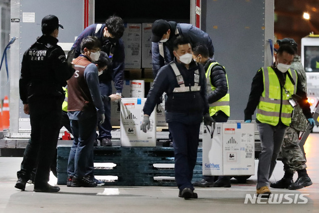 [인천공항=뉴시스]박진희 기자 = 코로나19 화이자 백신 43만6000회분이 5일 새벽 인천국제공항 화물터미널에 도착해 운송 차량으로 옮겨지고 있다. 2021.05.05. pak7130@newsis.com