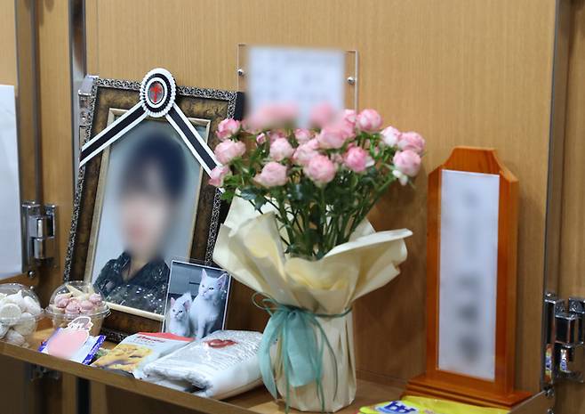 성추행 피해 신고 뒤 극단적인 선택을 한 공군 여성 부사관의 영정과 위패가 3일 경기도 성남시 국군수도병원 장례식장 영안실에 놓여 있다. 연합뉴스