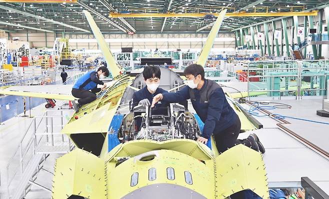KF-21 보라매 전투기 1대를 만드는 데는 22만개 이상의 부품과 550여 개의 전자장비 및 기계장치 그리고 450㎞에 달하는 각종배선이 사용된다. 사진=한국항공우주산업