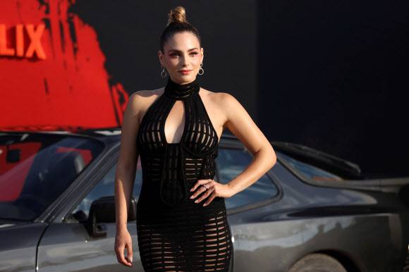 스페인 영화배우 안드레아 두로가 2일(현지시간) 스페인 마드리드 오토신 마드리드 레이스 드라이브인 극장에서 열린 영화 ‘엑스트레모(Xtremo)’ 발표회에서 포즈를 취하고 있다.EPA 연합뉴스