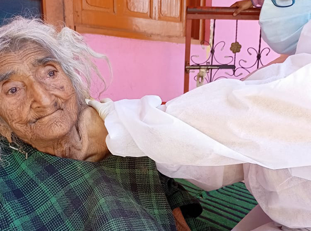 인도 북부 잠무카슈미르주에서 124세로 추정되는 노인이 코로나19 백신을 접종했다. 2일 인도 NDTV는 잠무카슈미르주 정보홍보부 성명을 인용해 124세 할머니가 코로나19 백신을 맞았다고 전했다.