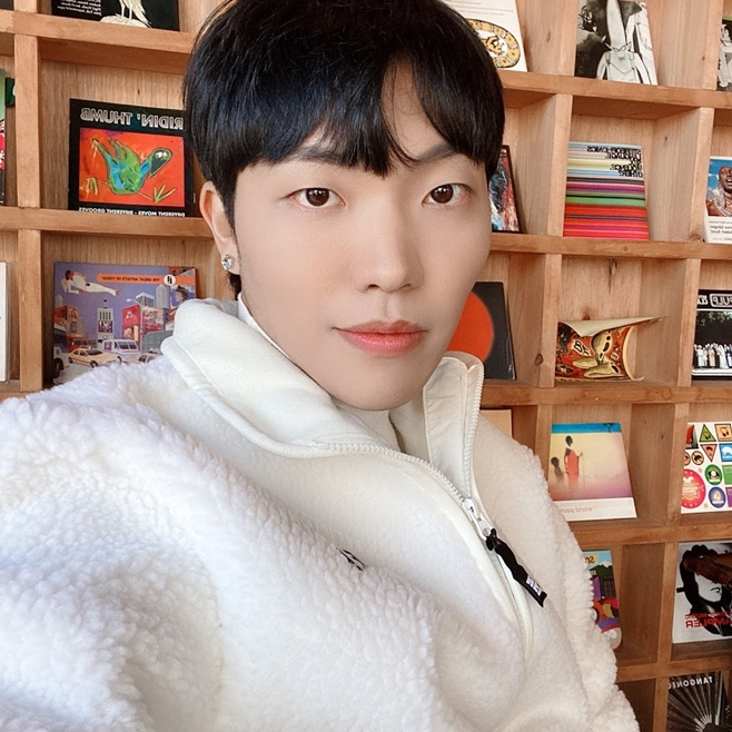 The best YouTuber has acknowledged his friendship with the TV Chosun entertainment We Divorced artist, and the two people are continuing to be open to public devotion.Choi posted several photos of her GFriend on her Instagram account on the 1st, and attention has been paid to her GFriend.In particular, his Instagram introduction column not only says he is a broadcasting writer, but also follows Peoples Government and Lee Ha-neul to speculate that he is a writer of We Divorced (hereinafter referred to as Woo-i-hon).The next day, the best is through his YouTube channel Best ENTJ, My GFriend is right for Woori Hon writer.But we have never met, not our photographer. Through this article, the best time was After the right divorce, I met at the place where I ate rice because of the invitation of the artist at the end of February.I started dating at the end of March, he said. I would like you to refrain from saying that you have deceived (viewers) while you are doing the program or that your daughter is sorry.I do not think Im a person who is not a person, but I want to make the pine needles grow into a better daughter by caring about childcare one by one.I hope that you will refrain from Indiscreet evils so that pine needles and GFriends will not be hurt. He also warned of legal action against the evils, saying, We have not yet proceeded with the complaint, but the evidence is being collected. We will sue the Indiscreet evil without any preemption.The Supremes married Youtubers oil sesame leaves in 2016 and gave birth to her daughter, the pine needle sheep, but divorced last year.The two later appeared in Woo-yi-hon, and at that time, the best wanted to reunite with the oil leaves, but it did not happen.After the broadcast ended, the top group gathered a topic in March to announce the devotion. In his public devotion, the leaves of the oil leaf respect and very supportive.Please do not look at me badly and cheer me up. However, the public responded to the public devotion of the highest period.Some netizens said, I want to remarry after broadcasting, and I have a negative opinion such as Does it make sense to associate with a writer Woo-hoon and Do not you think about damage to your daughter pine needles?On the other hand, another netizens said, It seems that we are not involved because of our private life. Even if we met while shooting, we met between divorces. We should live well without harming the surroundings.While the romance may be a private matter for the individual, the public devotion of this highest period has shocked the public.It is noteworthy whether the best player who has become an issue maker will be able to catch the hearts of fans who have turned their backs in the future.