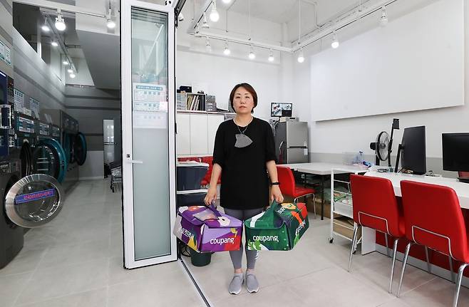 나는 여행사 대리점주이자 빨래수거인, 택배배달원입니다 임화영 기자