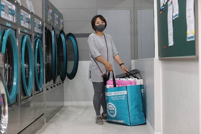 오전에는 이불 빨래 수거배달원 임화영 기자