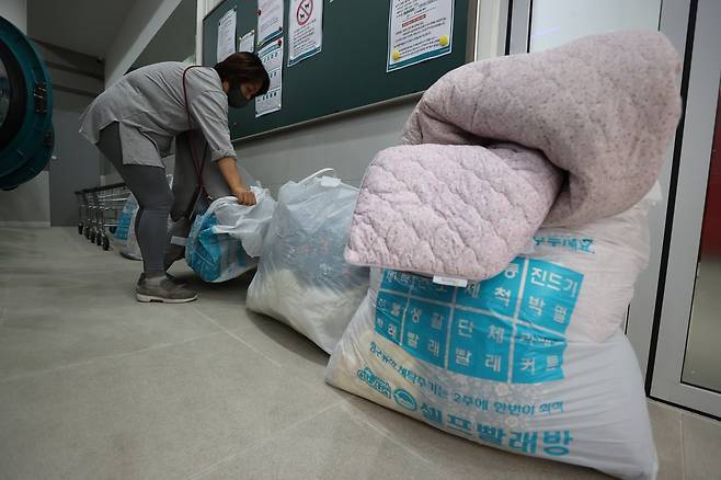 산더미처럼 쌓인 이불빨래 임화영 기자
