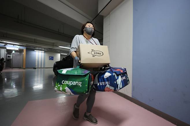 무겁지만 조심히 임화영 기자