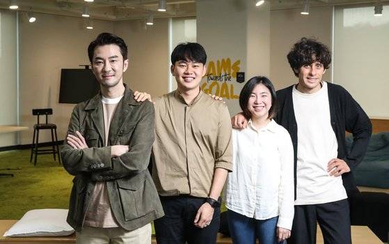 김창한 크래프톤 대표(맨 왼쪽)와 7개월간 딥러닝 세미나를 한 팀원들. 왼쪽부터 김훈, 염화음, 알베르토 세제르. 우상조 기자