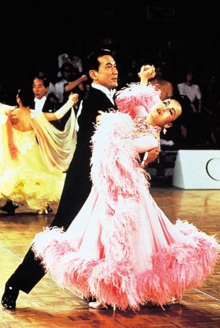 무기력증에 빠진 중년 아저씨가 사교댄스라는 생소한 세계에 발을 들이면서 시작되는 영화 '쉘위댄스'. [사진 쉘위댄스 스틸]