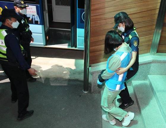 4일 오후 대구지방법원 김천지원에서 열린 경북 구미 3세 여아 사망사건 1심 선고 공판에서 징역 20년을 선고받은 '친언니' A씨(22)가 호송차로 향하고 있다. 뉴스1