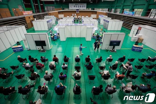 서울 동대문구 체육관에 마련된 코로나19 예방접종센터 / 사진=뉴스1