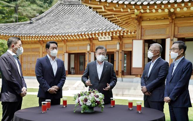 문 대통령, '4대 그룹 대표와 함께'. 연합뉴스