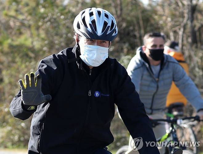 지난해 11월 대통령 당선인 시절 자전거 타는 바이든 [AFP=연합뉴스]