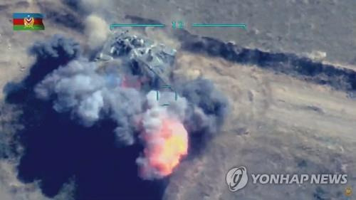 아제르바이잔이 운용한 터키제 무인기에 파괴되는 러시아제 전차 [아제르바이잔 국방부 제공. 재판매 및 DB 금지]