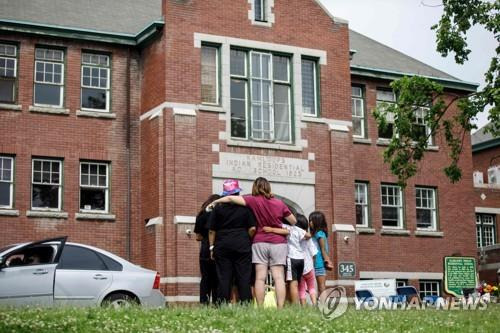 집단 아동 유해가 발견된 원주민 기숙학교 현장의 추모객들 [AFP=연합뉴스]