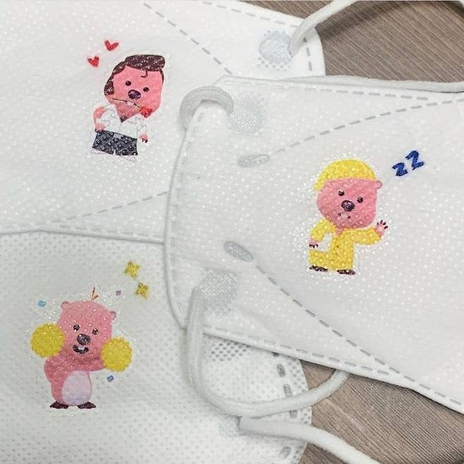 판박이 스티커와 자수로 마스크를 꾸민 모습. (사진=정다정 , 박한경 씨 제공)