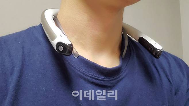 캐논 웨어러블 카메라 ‘FITT360 PB’을 착용한 모습.