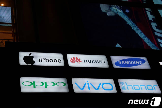 중국 스마트폰 시장 주요 제조사들의 로고가 보인다. © 로이터=뉴스1