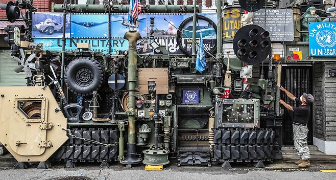 [Oh!컷] 서울 신설동 서울풍물시장 입구의 한 주택 담벼락에 장갑차 문짝과 궤도, 탱크 포신과 위장막 등 군부대에서나 볼 수 있는 각종 군수 용품들이 진열돼있다. 이곳 주인이 34년 동안 각지에서 모아온 것들이다. 전투 현장에서 막 튀어나온 것 같은 물건에 행인들은 눈을 떼지 못한다. / 오종찬 기자