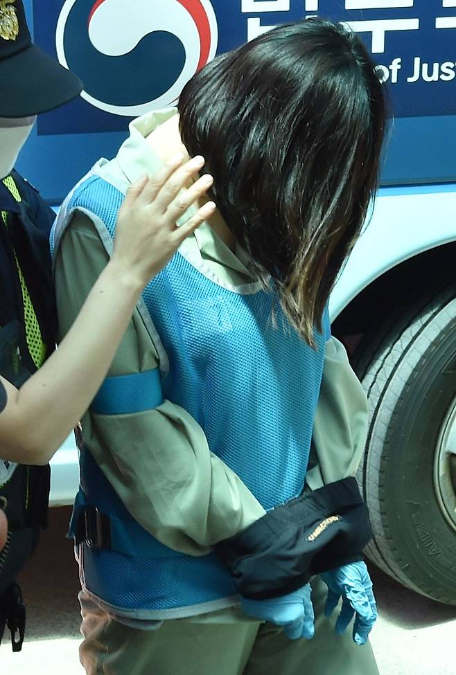 경북 구미 한 빌라에서 만 2세 보람이를 방치해 숨지게 한 혐의로 재판에 넘겨진 친언니 김모(22)씨가 4일 오후 대구지법 김천지원에서 열리는 선고 공판에 출석하기 위해 법정으로 향하고 있다. /뉴시스