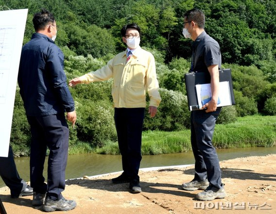 최종환 파주시장(가운데) 4일 작년 수해복구 공사현장 점검. 사진제공=파주시