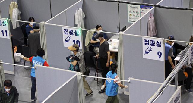 서울 동작구 사당종합체육관에 마련된 신종 코로나바이러스 감염증(코로나19) 예방접종센터에서 5일 시민들이 백신 접종 후 이동하고 있다. 동작구 제공
