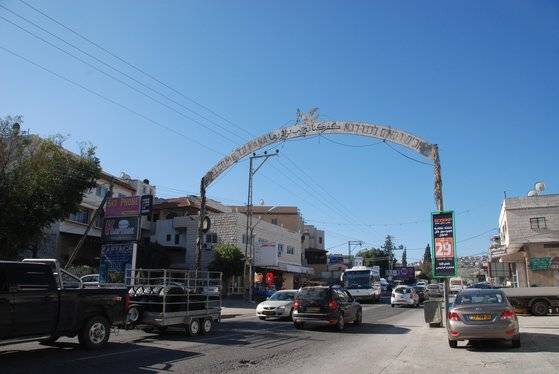 가나 마을의 입구. '웰컴 투 가나'라는 문구가 영어로 적혀 있다. 마을에는 교회와 이슬람 모스크가 함께 있었다.
