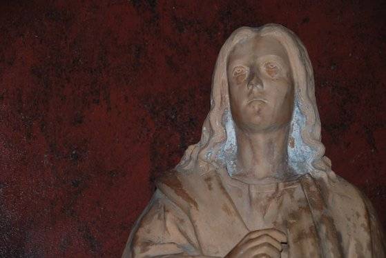 가나 혼인 잔치 교회 안에 서 있는 사도 요한의 동상. 동상 아래에는 '에반겔리스트'라고 적혀 있다.